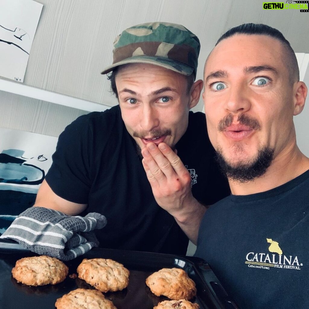 Alexander Dreymon Instagram - ARNAS’ BAKERY (it’s actually his girlfriend’s bakery, he’s just vying for cookie points 😉🙄) Thank you @sarahwarnaar!
