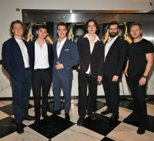 Alexander Dreymon Instagram - Could not be more grateful to the fans who traveled far and wide to attend the #SevenKingsMustDie screening at the @paristheaternyc. Your passionate enthusiasm made this night unforgettable. Thank you so much for your love and support. 

There are so many people to thank for bringing this event to life. To @netflix @carnivalfilms and @universalintlstudios as well as the amazing teams at Shelter PR and PSI. You went above and beyond to make this a perfect evening. Last but not least, @mtvioral (Gersh) and Jason Weinberg (Untitled), thank you!

Stylist: @warrenalfiebaker 💪💕
Outfit: @brunellocucinelli_brand 
Tailor: @cestlavie_violette
Photo Credit: Andrew H. Walker/Shutterstock @Shutterstocknow
Video credit: @reginarasa