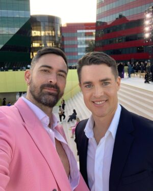 Alexander Dreymon Instagram - Thank you @versace for having us at your stunning show. 
Styling @warrenalfiebaker 💕🤗
Photo credit:
1. @mtranphoto & @afpentertainment
2. @kopaloffphoto & @gettyentertainment