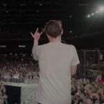 Alexander Petrov Instagram - Всем привет! Хочу вас познакомить с ребятами @stories.stream Это независимый канадский онлайн кинотеатр эксклюзивных фильмов. Здесь есть, например, документальный фильм о создании самого сложного на сегодняшний день музыкального клипа – «Upside Down And Inside Out» от OK Go, а 19 декабря на этой платформе премьера документального сериала UNDER PRESSURE («ВОПРЕКИ»). Пару лет назад @stories.stream предложили снять про меня Документальный фильм, не было понятно, что из этого выйдет и я принял участие в проекте при одном условии – никакой постановки. Съемочная группа на полгода стала частью моей жизни и в 2019 году буквально не отходила от меня. Москва, Нижний Новгород, Переславль-Залесский, Мюнхен, Нью-Йорк, Кипр… Если вы спросите, что такое UNDER PRESSURE? То скорее всего я отвечу так: это один из самых ярких периодов моей жизни, который круто снят и лихо смонтирован, это не ютуб-шоу, это не интервью, это то, что я сам буду пересматривать много раз, потому что - э т о мне очень ценно! Я хотел бы сказать ребятам большое спасибо за проделанную работу, за дружбу! Это очень долгий процесс, сложный, насыщенный, без спешки, как-то по-настоящему! 19 декабря увидим первую серию «ВОПРЕКИ» на www.stories.stream Заходите, подписывайтесь, получайте удовольствие от чего-то совершенно нового, штучного, простого, яркого, душевного, про людей и их победы! Про сам процесс, про жизнь! @stories.stream