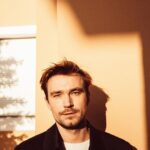 Alexander Petrov Instagram - Поговорили с Денисом Катаевым @kataev2024 для симпатичного и яркого издания @srsly.ru | Фото как-будто на плёнку @elguapoworld , также все фото в этом интервью этого же бородатого мужика )))