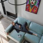 Alexander Petrov Instagram - Любил в детстве играть в Симс, теперь играю в реальной жизни :) Спасибо команде AD @adrussia за крутую съёмку нашей квартиры! Спасибо дизайнеру и архитектору и теперь моему другу Тамаре Григорьевой @tamara_grigoreva.design за супер-профессионализм, фанатизм в своей профессии и за воплощение всех наших мечт! Все подробности в аккаунте архитектурного журнала AD @adrussia и на сайте ADmagazine.ru, там же стильный видео-рум/тур! Подробный материал, интервью и больше фото в октябрьском печатном номере AD! p.s. Джокер на стене безумного, в хорошем смысле, испанского художника @david_partida_montoya - Gracias, maestro! Книжка, которая лежит на диване подарена мамой Серёжи Бодрова, один из самых значимых и важных подарков для меня!