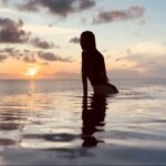 Alexander Petrov Instagram - Я залезу к себе на плечи, Чтобы снять с себя всё барахло, И навечно стану беспечным, Чтоб запретить себе враньё. Ну а ты перестань быть несчастным, Просто будь, На пути к себе. И когда-нибудь станешь прекрасным. Вопреки своей судьбе …