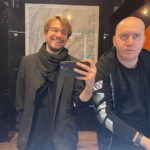 Alexander Petrov Instagram - Вот почему Серёгу зеркало искажает чутка, а меня нет :)