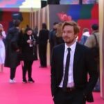 Alexander Petrov Instagram - Передал привет Андрею Миронову, кафедре сценического движения ГИТИСа и футбольной юности 💪🤟🤣💪 на закрытии ММКФ