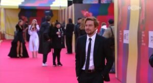 Alexander Petrov Instagram - Передал привет Андрею Миронову, кафедре сценического движения ГИТИСа и футбольной юности 💪🤟🤣💪 на закрытии ММКФ