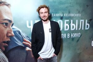 Alexander Petrov Instagram - Мощное, эмоциональное, честное, безумно красивое кино! @kseniasereda Ксюша! Очередная победа! Как ты чувствуешь актёров, кадр, ты не просто снимаешь, а проживаешь каждую сцену, ощущение, что я физически чувствовал твоё дыхание - браво! @feelavdeev - актёрский подвиг, огромный шаг в карьере, в жизни, очень за тебя рад, друг, крутая, наполненная, настоящая роль! @abeschastnyy Артур! Ощущение, что не ты говорил заученный и сложный текст, а живой человек, всю жизнь занимающийся этим делом, круто! @akinshok2013 Оксана! Тонкая, чувственная, сложная, с нестандартными, парадоксальными оценками, когда героиня очень многое не договаривает, а ты, как зритель, пытаешься прочитать, разгадать, почувствовать - что же у неё на самом деле внутри! @danilakozlovsky - Даня! Ты очень смелый человек, как-будто взял вес, на который все говорили - нет, не поднимет, точно, а ты взял и поднял!
Поздравляю! Поздравляю всю команду, понимая, предполагая, как это было сложно - это кинематографический, абсолютно фанатичный подвиг! Удачи в прокате! С 15 апреля советую сходить в кино! #Чернобыль