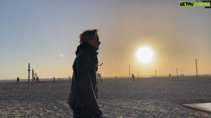 Alexander Petrov Instagram - Hello, Santa Monica, hello, mr. Hollywood! Hello, Pacific ocean 🥳💪