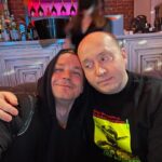 Alexander Petrov Instagram - Сергей Александрович @sergeyburunovofficial замечательный человек, у которого премьера на премьере, сейчас идёт в прокате фильм «Родные». Серёжа, я за тебя очень рад! Ты это всё заслужил талантом и честным трудом! Фото сделано на дне рождения сценариста и продюсера фильма «Родные» - Жоры Крыжовникова.