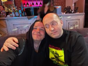 Alexander Petrov Instagram - Сергей Александрович @sergeyburunovofficial замечательный человек, у которого премьера на премьере, сейчас идёт в прокате фильм «Родные». Серёжа, я за тебя очень рад! Ты это всё заслужил талантом и честным трудом! Фото сделано на дне рождения сценариста и продюсера фильма «Родные» - Жоры Крыжовникова.