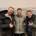 Alexander Petrov Instagram - Клим, дорогой друг! @klim_shipenko ! ПОЗДРАВЛЯЮ С ДНЁМ РОЖДЕНИЯ! Мы уже много где побывали, много-много всегда говорим, много где ещё побываем! Много чего сделаем, сотворим! Для меня ты - друг, наставник, учитель, большой человек, в прямом и переносном смысле! Настоящий Русский богатырь (не завидую Юле и космонавту, тесновато вам будет в ракете 🤣) Если б ты мне предложил в ракету и в космос, я бы согласился! Много куда ты меня посылал :) - в зиму раздетым, мокрым, под поезд, в погони, в сложное, в лёгкое, куда угодно, и я шёл, с удовольствием! За тобой хочется идти, с тобой верится больше и больше в мечты, в невозможное, с тобой круто попить пиво в Лондонском пабе и помолчать или поговорить о чём-то несущественном, обсудить качество пива, например или Милоша Биковича (шучу, родной Милош🤣 - ты крут), всё важно, ценно, бесценно. С днём рождения, космонавт! Мне кажется, инопланетяне прилетят на орбиту просто посмотреть на тебя и познакомиться!!! С днём рождения!!!! И да, придумай какое-нибудь летнее кино, хватит уже нам морозить жопу который год 🤣 Орбита СНТ
