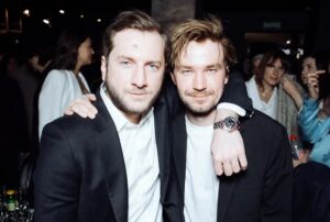 Alexander Petrov Instagram - Мощное, эмоциональное, честное, безумно красивое кино! @kseniasereda Ксюша! Очередная победа! Как ты чувствуешь актёров, кадр, ты не просто снимаешь, а проживаешь каждую сцену, ощущение, что я физически чувствовал твоё дыхание - браво! @feelavdeev - актёрский подвиг, огромный шаг в карьере, в жизни, очень за тебя рад, друг, крутая, наполненная, настоящая роль! @abeschastnyy Артур! Ощущение, что не ты говорил заученный и сложный текст, а живой человек, всю жизнь занимающийся этим делом, круто! @akinshok2013 Оксана! Тонкая, чувственная, сложная, с нестандартными, парадоксальными оценками, когда героиня очень многое не договаривает, а ты, как зритель, пытаешься прочитать, разгадать, почувствовать - что же у неё на самом деле внутри! @danilakozlovsky - Даня! Ты очень смелый человек, как-будто взял вес, на который все говорили - нет, не поднимет, точно, а ты взял и поднял!
Поздравляю! Поздравляю всю команду, понимая, предполагая, как это было сложно - это кинематографический, абсолютно фанатичный подвиг! Удачи в прокате! С 15 апреля советую сходить в кино! #Чернобыль