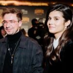Alexander Petrov Instagram – С женой ❤️ на премьере фильма Романа Полански «Дворец». С 23 ноября в кино! | фото @ugolphoto Кинотеатр Москва