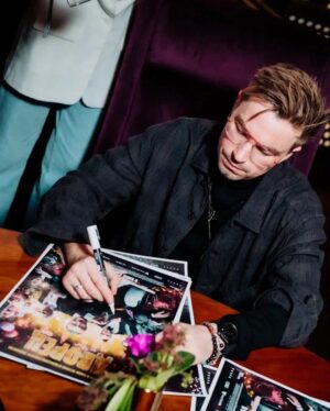 Alexander Petrov Instagram - С женой ❤️ на премьере фильма Романа Полански «Дворец». С 23 ноября в кино! | фото @ugolphoto
