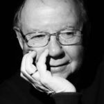 Alexander Petrov Instagram – Это мой мастер Леонид Ефимович Хейфец. Он сегодня умер в возрасте 87 лет. Я ему благодарен за всё, что у меня есть. Он учился у Марии Осиповны Кнебель, Кнебель училась у Станиславского, наши курсы Хейфеца, их много, много артистов, сегодня стали взрослыми. Самостоятельными. Мы всегда ими были, Леонид Ефимович. Спасибо Вам за всё! За всё, что у меня есть! Это мой папа в профессии … Я Вам очень благодарен и очень Вас люблю! И всех Хейфецов! Всех поколений! Обнимаю крепко! Саша.