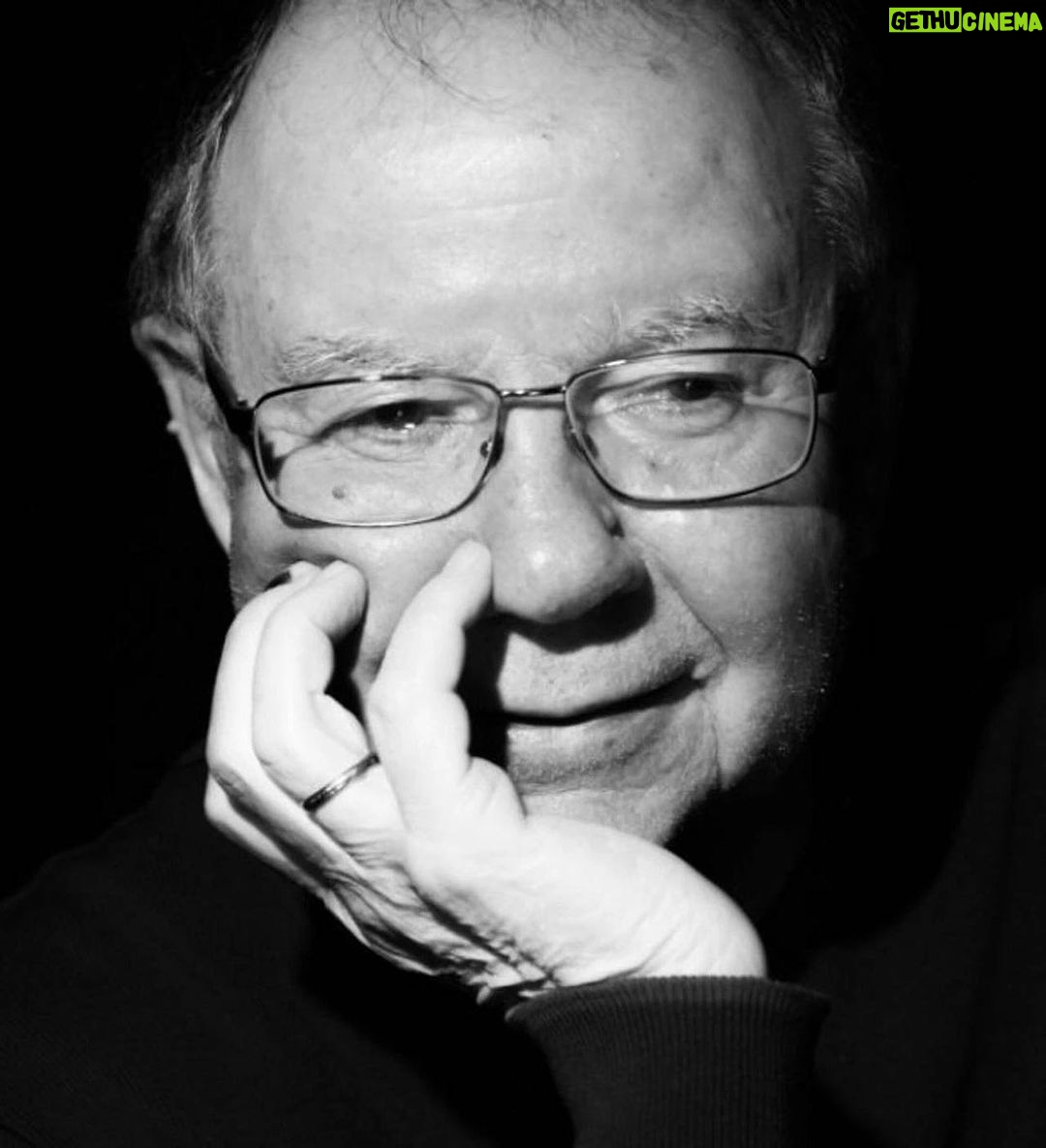 Alexander Petrov Instagram - Это мой мастер Леонид Ефимович Хейфец. Он сегодня умер в возрасте 87 лет. Я ему благодарен за всё, что у меня есть. Он учился у Марии Осиповны Кнебель, Кнебель училась у Станиславского, наши курсы Хейфеца, их много, много артистов, сегодня стали взрослыми. Самостоятельными. Мы всегда ими были, Леонид Ефимович. Спасибо Вам за всё! За всё, что у меня есть! Это мой папа в профессии … Я Вам очень благодарен и очень Вас люблю! И всех Хейфецов! Всех поколений! Обнимаю крепко! Саша.
