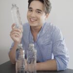 Alexander Rendell Instagram - สายรักโลกถูกใจสิ่งนี้! น้ำดื่ม Sprinkle ขวดใหม่นี้ครับ เค้าสามารถ Recycle ได้ทั้งหมด 100% เลย เป็นขวดใส ไม่มีสี ไม่มีฉลากพลาสติกชิ้นที่สอง เพื่อเป็นการช่วยลดการสร้างขยะพลาสติก อีกทั้งความพิเศษของหมึกที่พิมพ์อยู่ข้างขวด ก็เป็นหมึกที่ถูกชะล้างได้เองในกระบวนการ Recycle อีกด้วยถือเป็นอีกทางดีๆ ที่เราทุกคนสามารถช่วยโลกใบนี้ได้ง่ายๆ เลยครับ #SPRINKLE