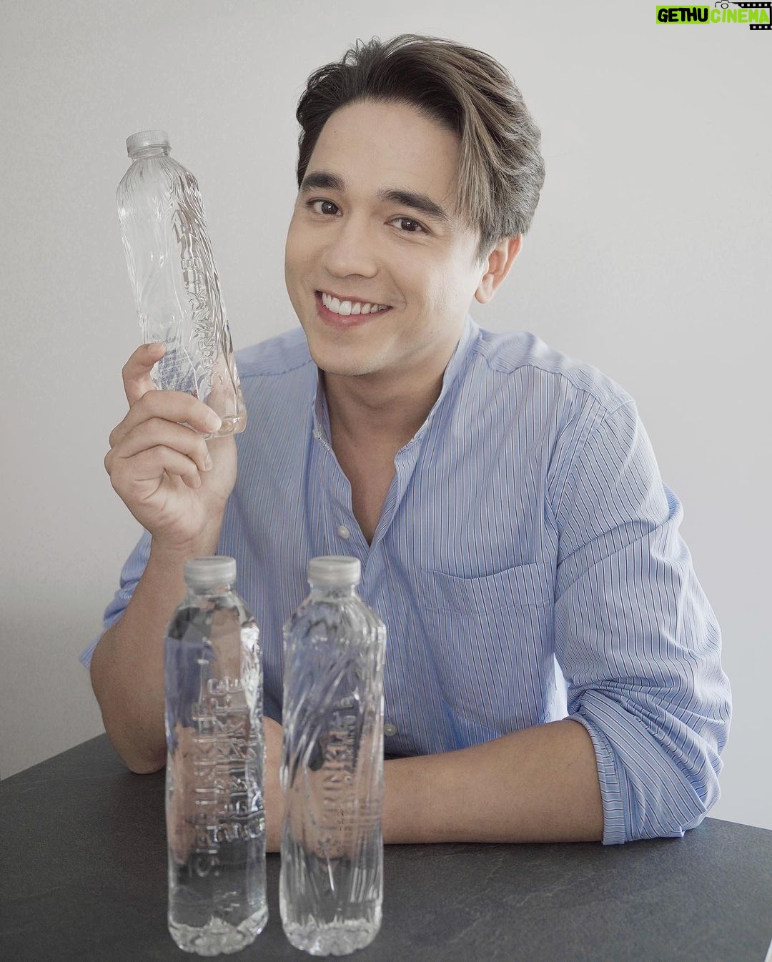 Alexander Rendell Instagram - สายรักโลกถูกใจสิ่งนี้! น้ำดื่ม Sprinkle ขวดใหม่นี้ครับ เค้าสามารถ Recycle ได้ทั้งหมด 100% เลย เป็นขวดใส ไม่มีสี ไม่มีฉลากพลาสติกชิ้นที่สอง เพื่อเป็นการช่วยลดการสร้างขยะพลาสติก อีกทั้งความพิเศษของหมึกที่พิมพ์อยู่ข้างขวด ก็เป็นหมึกที่ถูกชะล้างได้เองในกระบวนการ Recycle อีกด้วยถือเป็นอีกทางดีๆ ที่เราทุกคนสามารถช่วยโลกใบนี้ได้ง่ายๆ เลยครับ #SPRINKLE