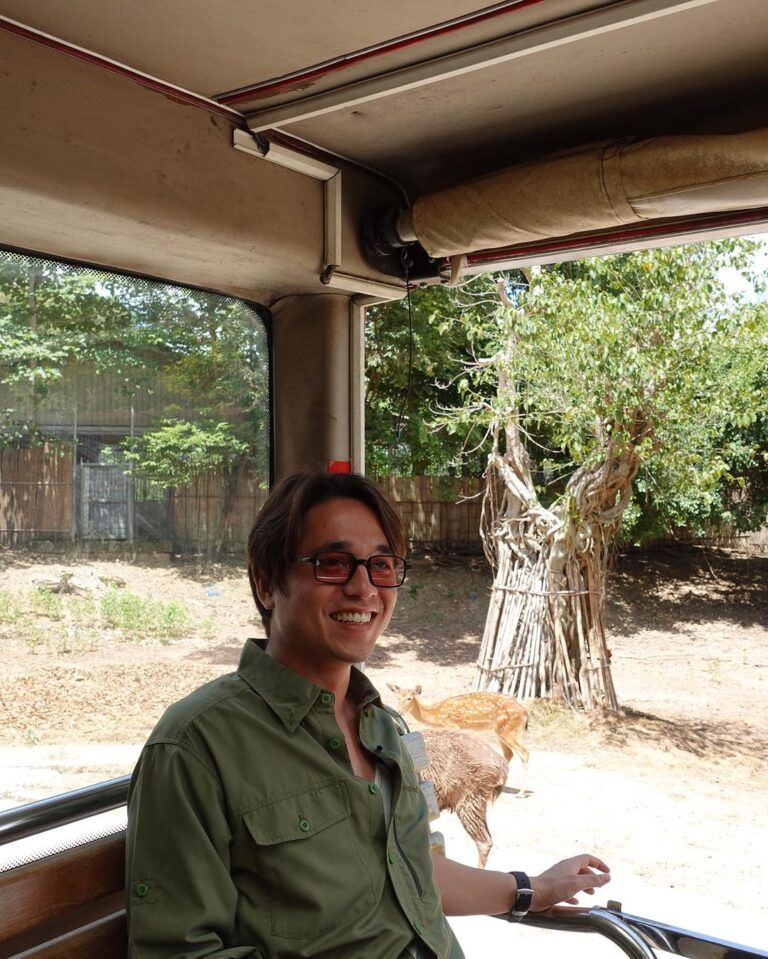 Alexander Rendell Instagram - ได้มีโอกาสไป Behind the Zoo ของ Chiang Mai Night Safari มาครับ ซึ่งนักท่องเที่ยวทั่วไปก็สามารถเข้าไปศึกษาได้เช่นกัน เพราะมีการจัดเป็นพื้นที่สำหรับการเรียนรู้ มีสื่อการเรียนการสอน ถือเป็นประสบการณ์ที่ดีเลย อย่างสัตว์หลายๆ ชนิดที่ใกล้จะสูญพันธุ์ ก็มาพบเจอได้เช่นกัน ถ้าใครสนใจก็สามารถตามไปดู ไปเรียนรู้กันได้นะครับ รับรองว่าได้ทั้งความสนุก ได้เห็นความน่ารักของสัตว์ที่นี่ และได้รับประโยชน์กลับไปอย่างแน่นอน #chiangmainightsafari #NaturalThemePark