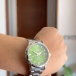 Alexander Rendell Instagram - มาเเล้ววว สวยงามมากๆครับ Seiko Prospex Bamboo Grove ชอบสีเขียวของหน้าปัดที่ถูก inspire มาจากป่าไพ่ เเละกล่องก็ทำจากวัสดุที่เป็นมิตรต่อสิ่งแวดล้อม สวยเเละเท่ดี 👍 Limited Edition ด้วยครับกับคอลเลกชันสุดเอ็กซ์คลูซีฟที่ซื้อได้ที่ประเทศไทยเท่านั้น! รายได้ส่วนนึงที่ได้จากการขาย จะนำไปช่วยเรื่องของการอนุรักษ์ผืนป่าต่อไป✌️🫶❤️🙏 #SeikoThailand #Prospex #Alpinist #SavetheForest #SustainableForLife