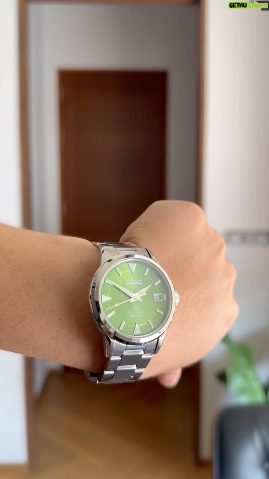 Alexander Rendell Instagram - มาเเล้ววว สวยงามมากๆครับ Seiko Prospex Bamboo Grove ชอบสีเขียวของหน้าปัดที่ถูก inspire มาจากป่าไพ่ เเละกล่องก็ทำจากวัสดุที่เป็นมิตรต่อสิ่งแวดล้อม สวยเเละเท่ดี 👍 Limited Edition ด้วยครับกับคอลเลกชันสุดเอ็กซ์คลูซีฟที่ซื้อได้ที่ประเทศไทยเท่านั้น! รายได้ส่วนนึงที่ได้จากการขาย จะนำไปช่วยเรื่องของการอนุรักษ์ผืนป่าต่อไป✌️🫶❤️🙏 #SeikoThailand #Prospex #Alpinist #SavetheForest #SustainableForLife