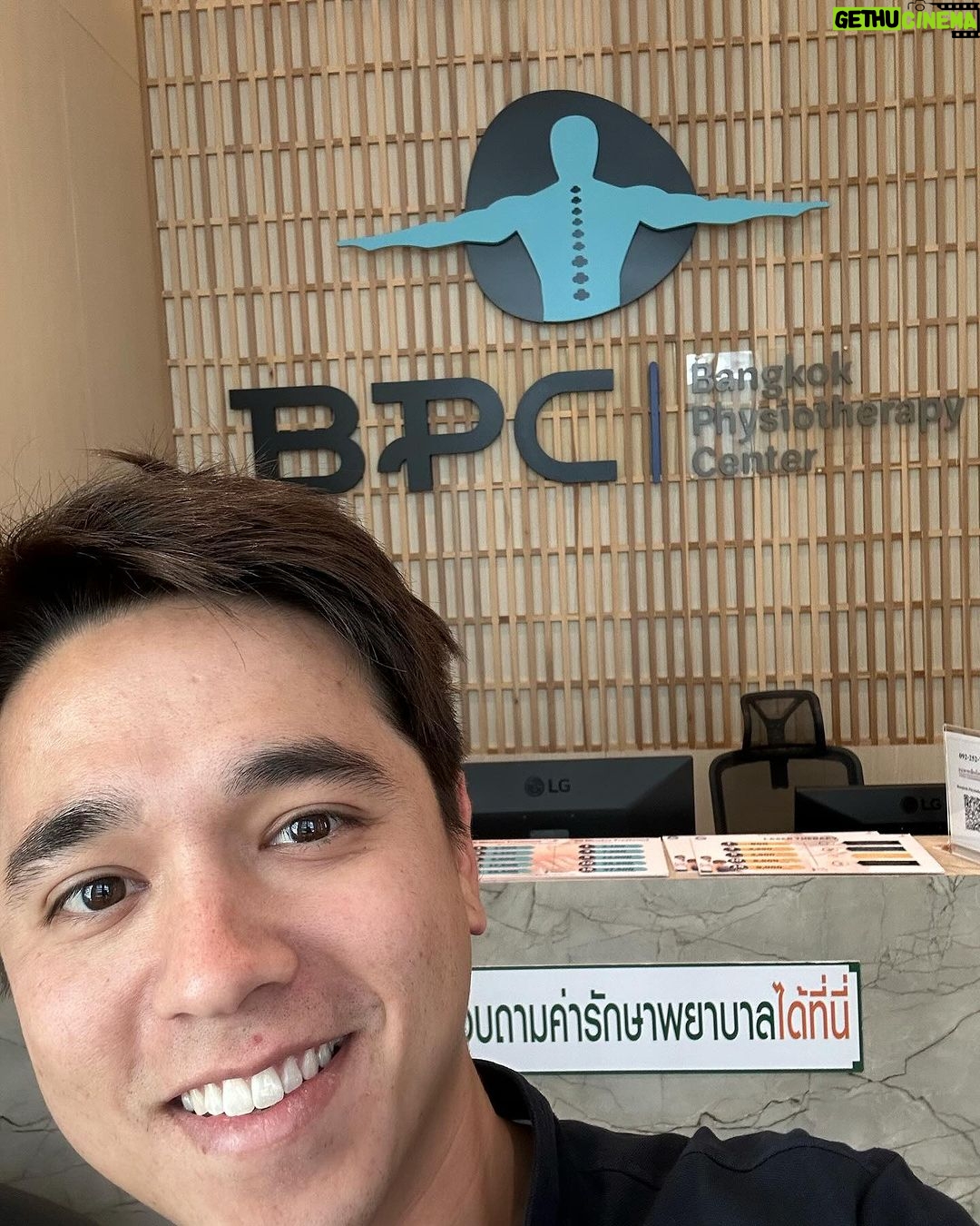 Alexander Rendell Instagram - พอเริ่มมีอาการบาดเจ็บ สิ่งที่ทรมานยิ่งกว่า คือสภาพจิตใจ ‘ร่างกายเป็นอะไรกันเเน่‘ ’จะหายเมื่อไหร่’ ’จะมีเเรงเหมือนเดิมไหม‘ คำถามเหล่านี้จึงรบกวนใจเราไม่น้อย เเต่พอมาให้ @bpcphysio ดูเเล รู้สึกอุ่นใจขึ้นมามาก เพราะหลายๆที่สามารถดูเเลร่างกายเราได้ เเต่มีที่นี้ที่ผมรู้สึกว่าดูเเลสภาพจิตใจเราได้ด้วย มีการประเมิน เเละวางเเผนการรักษา มีเปรียบเทียบวันเเรกถึงวันนี้ เเละยังมีส่งรายละเอียดมาภายหลังเพื่อให้เราเข้าใจในทุกอย่างที่เราทำ ทำให้เราสบายใจขึ้นเเละหลุดออกจากภาวะการไม่เข้าใจร่างกายตังเอง ซึ่งสำคัญมากนะ เพราะเวลาเจ็บ ไม่ได้รักษาเเค่ร่างกายนะ เเต่ต้องดูเเลสภาพจิตใจที่อาจจะตกตามได้ ขอบคุณนักกายภาพ ที่เอาใจใส่ทุกรายละเอียด เเละทำให้ร่างกายเรากลับมาดีเหมือนเดิมได้ :) ✌️🙏❤️ Bangkok Physiotherapy Center - BPC