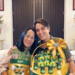 Alexander Rendell Instagram - 💙💙Happy Mother’s Day, I love you Mummy 💚💚 ใครเคยเป็นเหมือนผมมั้ยครับ? มีช่วงตอนเด็กๆ ที่ผมสงสัยว่าทำไมแม่ถึงดูแลผมได้ตลอดทั้งวัน ไม่มีเหนื่อยเลย พอผมโตขึ้น ก็ยิ่งเข้าใจว่าถึงแม้จะทำงานหนักแค่ไหน เราก็อยากดูแลครอบครัวให้ดี สุขสบาย วันแม่ปีนี้ผมจึงอยากตอบแทนความรักที่ยิ่งใหญ่ ความทุ่มเทที่ แม่มีให้ตลอดมา🙏🏻🙏🏻💚 🎁 ผมเลือก #บอกรักแม่ด้วยแบรนด์ “กระเช้าแบรนด์ซุปไก่สกัด” เพื่อตอบแทนความรัก ความทุ่มเทของแม่ให้พิเศษกว่าเดิม💕 ที่สำคัญ กระเช้าแบรนด์ถูกผลิตจากพลาสติกที่สามารถรีไซเคิลและสามารถนำกลับมาใช้ใหม่ได้ 100% อีกด้วย ♻️ ผมได้บอกรักแม่และรักษ์โลกไปพร้อมๆกัน ❗️พิเศษ ช่วงวันแม่ กระเช้าแบรนด์ ลด 15% ที่ Lotus’s, Big C, Tops, The Mall และ 7-11 ใกล้บ้านคุณ #ยิ่งโตยิ่งเข้าใจความรักของแม่ #บอกรักแม่ด้วยแบรนด์ #วันแม่ #ของขวัญวันแม่ #แบรนด์รักนกแท้