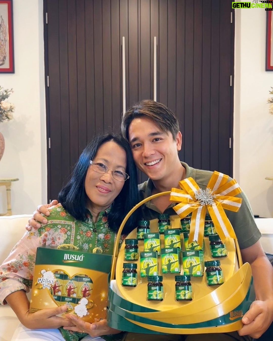 Alexander Rendell Instagram - 💙💙Happy Mother’s Day, I love you Mummy 💚💚 ใครเคยเป็นเหมือนผมมั้ยครับ? มีช่วงตอนเด็กๆ ที่ผมสงสัยว่าทำไมแม่ถึงดูแลผมได้ตลอดทั้งวัน ไม่มีเหนื่อยเลย พอผมโตขึ้น ก็ยิ่งเข้าใจว่าถึงแม้จะทำงานหนักแค่ไหน เราก็อยากดูแลครอบครัวให้ดี สุขสบาย วันแม่ปีนี้ผมจึงอยากตอบแทนความรักที่ยิ่งใหญ่ ความทุ่มเทที่ แม่มีให้ตลอดมา🙏🏻🙏🏻💚 🎁 ผมเลือก #บอกรักแม่ด้วยแบรนด์ “กระเช้าแบรนด์ซุปไก่สกัด” เพื่อตอบแทนความรัก ความทุ่มเทของแม่ให้พิเศษกว่าเดิม💕 ที่สำคัญ กระเช้าแบรนด์ถูกผลิตจากพลาสติกที่สามารถรีไซเคิลและสามารถนำกลับมาใช้ใหม่ได้ 100% อีกด้วย ♻️ ผมได้บอกรักแม่และรักษ์โลกไปพร้อมๆกัน ❗️พิเศษ ช่วงวันแม่ กระเช้าแบรนด์ ลด 15% ที่ Lotus’s, Big C, Tops, The Mall และ 7-11 ใกล้บ้านคุณ #ยิ่งโตยิ่งเข้าใจความรักของแม่ #บอกรักแม่ด้วยแบรนด์ #วันแม่ #ของขวัญวันแม่ #แบรนด์รักนกแท้