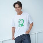 Alexander Rendell Instagram - แค่เลือกใส่เสื้อผ้า ก็ช่วยโลกได้แล้ว! กับโปรเจกต์เพื่อลดขยะพลาสติกในทะเล ที่ทุกคนก็มีส่วนร่วมได้ง่ายๆ เพราะคอลเลคชันใหม่ Doraemon Sustainability Mode เสื้อลายโดเรมอนสีเขียว จาก @Uniqlothailand ผลิตจากขวดน้ำพลาสติกรีไซเคิล 100% ลายน่ารักมาก เนื้อผ้าดีใส่สบายแน่นอน จะแมตช์กับลุคไหนก็ลงตัว นอกจากนี้ก็ยังมีถุงผ้าลายน้องม่อนเขียวด้วยนะครับ ใช้แล้วเข้าคู่กันมากๆ และเมื่อซื้อสินค้าในคอลเลคชันโดราเอมอนโหมดความยั่งยืนนี้ของยูนิโคล่ หรือเสื้อยืด Dry-Ex คอกลมแขนสั้น 1ชิ้น ยูนิโคล่จะบริจาคเงิน 1 ดอลลาร์สหรัฐ ให้แก่องค์กรไม่แสวงหาผลกำไร ที่ดำเนินกิจกรรมเกี่ยวกับการลดปริมาณขยะในมหาสมุทรด้วยนะครับ ระยะเวลาแคมเปญตั้งแต่วันที่ 5 มิ.ย. ~4 ก.ค. 2566 นี้เท่านั้น ใครเล็งตัวไหนอยู่รีบไปตามหากันให้ไว ดูรายละเอียดได้ที่ @Uniqlothailand #UniqloThailand #JOIN #ThePowerofClothing #Donation #UniqloSustainability #Doraemon #โดราเอมอน #Uniqlo #ยูนิโคล่