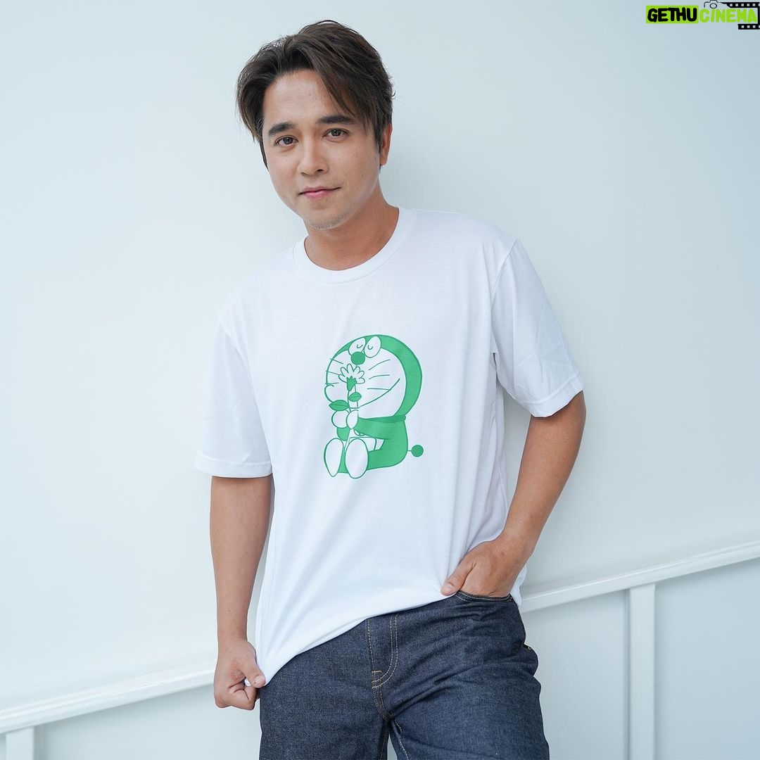 Alexander Rendell Instagram - แค่เลือกใส่เสื้อผ้า ก็ช่วยโลกได้แล้ว! กับโปรเจกต์เพื่อลดขยะพลาสติกในทะเล ที่ทุกคนก็มีส่วนร่วมได้ง่ายๆ เพราะคอลเลคชันใหม่ Doraemon Sustainability Mode เสื้อลายโดเรมอนสีเขียว จาก @Uniqlothailand ผลิตจากขวดน้ำพลาสติกรีไซเคิล 100% ลายน่ารักมาก เนื้อผ้าดีใส่สบายแน่นอน จะแมตช์กับลุคไหนก็ลงตัว นอกจากนี้ก็ยังมีถุงผ้าลายน้องม่อนเขียวด้วยนะครับ ใช้แล้วเข้าคู่กันมากๆ และเมื่อซื้อสินค้าในคอลเลคชันโดราเอมอนโหมดความยั่งยืนนี้ของยูนิโคล่ หรือเสื้อยืด Dry-Ex คอกลมแขนสั้น 1ชิ้น ยูนิโคล่จะบริจาคเงิน 1 ดอลลาร์สหรัฐ ให้แก่องค์กรไม่แสวงหาผลกำไร ที่ดำเนินกิจกรรมเกี่ยวกับการลดปริมาณขยะในมหาสมุทรด้วยนะครับ ระยะเวลาแคมเปญตั้งแต่วันที่ 5 มิ.ย. ~4 ก.ค. 2566 นี้เท่านั้น ใครเล็งตัวไหนอยู่รีบไปตามหากันให้ไว ดูรายละเอียดได้ที่ @Uniqlothailand #UniqloThailand #JOIN #ThePowerofClothing #Donation #UniqloSustainability #Doraemon #โดราเอมอน #Uniqlo #ยูนิโคล่