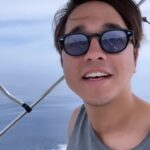 Alexander Rendell Instagram - ประเทศนี้สามารถเช่าเรือได้ เเละขับเรือขนาดเล็กได้ โดยไม่ต้องมีใบอนุญาตเดินเรือ เเละไม่มีใครไปด้วย คือสอน 15 นาทีเเละเอาไปได้เลย... มีเเผนที่เส้นทาง ออกนอกเส้นทางเเล้ว gps จะเเจ้งไปที่สำนักงาน มีจุดห้ามเข้า เเละจุดทิ้งสมออย่างชัดเจน .... คือสายเรืออย่างเราคือชอบมาก จอดเล่นน้ำ ว่ายน้ำไปกินข้าวที่หาด ดูความสวยงามรอบๆเเบบไม่ต้องรีบ ไม่ต้องเกรงใจ captain .. คิดถึงที่บ้านเลย อยากพามานั่ง picnic บนเรือ เหมาะกับครอบครัว หรือกลุ่มเพื่อน เลยอยากมาเเนะนำ พยายามคิดว่าการcharter เรือเเบบนี้บ้านเรามีไหม? มันทำได้ไหม? จริงๆไม่ได้ต่างจากการเช่า jetski เลยนะ... เผลอๆ ปลอดภัยกว่าด้วยเพราะวิ่งช้ามาก 😂 ผมว่าถ้าทำได้น่าจะดีนะ .. ใครสนใจลงทุนบอกนะ 🤣🤣 ได้เห็น ทะเลเมดิเตอร์เรเนียนครั้งเเรกในชีวิต snorkel เห็นความเเตกต่างของสิ่งมีชีวิต เอาไปเติมความรู้ใช้ในงานต่อได้ เสียดายไม่ได้ดำน้ำ อยากไปเห็นว่าที่นี้เข้าทำกันยังไง ... ไว้รอบหน้า.. เชิญชมความสวยงามทะเลฟั่งนี้ของโลกครับ ... Mallorca Spain ...ทะเลที่ดูร้อน เเต่น้ำเย็นมากๆ 🙂🫶