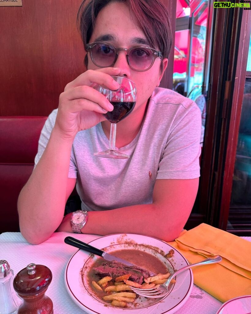 Alexander Rendell Instagram - Grape juice and steak 🍷