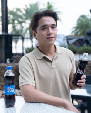 Alexander Rendell Instagram - หากเราจะนำไปสู่โลกที่มีคำว่า Zero Waste หรือ Sustainability อย่างแท้จริง ก็ปฏิเสธไม่ได้ว่าการ Recycle คือปัจจัยสำคัญมากๆ ที่เราควรสนับสนุนเเละไม่มองข้าม 

ถ้าเราบอกว่า จะต้องตัดพลาสติกออกจากโลกนี้ ก็คงจะยากนะ เพราะทุกคนก็ต้องใช้งาน และพลาสติกเองก็มีประโยชน์เยอะแยะมากมาย

บางทีเราอาจจะมองว่าพลาสติกเป็นผู้ร้ายของธรรมชาติ แต่จริงๆ ผมมองว่ามันไม่ใช่ตัวพลาสติก แต่เป็นการจัดการพลาสติกต่างหากที่เป็นผู้ร้าย 

ซึ่ง Pepsi เค้าก็มองเห็นถึงความสำคัญในเรื่องนี้ด้วยเช่นกันนะครับ แล้วก็เป็นแบรนด์แรก ที่มีผลิตภัณฑ์ที่ผลิตจากพลาสติกรีไซเคิลได้ถึง 100% (ไม่รวมฉลากและฝา) เป็นมิตรกับสิ่งแวดล้อมมากๆ เลย 

#เป๊ปซี่สำนึกซ่ากล้าเปลี่ยนเพื่อโลก
#เป๊ปซี่ไหนก็อร่อยเหมือนกัน