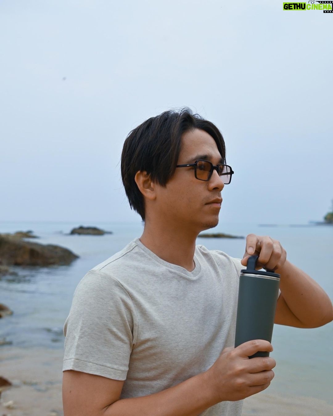 Alexander Rendell Instagram - Zojirushi "My bottle กระติกของเรา เพื่ออนาคตของโลก" เมษาหน้าร้อนแล้ว ถ้าพูดถึงฤดูร้อนเมืองไทย ก็คงจะหนีไม่พ้นทะเลไทย ความสวยงามและความสมบูรณ์ใต้ท้องทะเลที่ทำให้ใครๆ ก็ต่างหลงรัก เพลิดเพลินกับธรรมชาติกันแล้ว ก็อย่าลืมท่องเที่ยวกันแบบยั่งยืน โดยการลดใช้พลาสติก หันมาใช้กระติกน้ำแทน เพื่อปกป้องเหล่าสัตว์ทะเล ให้รอดพ้นจากบรรดาขยะพลาสติกทั้งหลาย ส่วนถ้าใครอยากมีกระติกรักษ์โลกดีๆ แบบนี้ ก็สามารถเข้าไปติดตามกันที่ @zojirushi_thailand ได้เลยนะครับ #ZojixAlex #Zojirushi #Zojirushigogreen2023 #mybottleTH #mybottlethailand