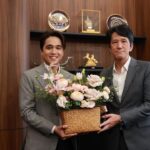 Alexander Rendell Instagram – วันนี้เป็นอีกหนึ่งวันที่มีสิ่งดีๆหลายอย่างเข้ามาในชีวิต อย่างการได้เข้าพบสวัสดีท่านประธาน ผู้บริหาร เเละได้เดินรอบๆ office ทักทายพี่น้องทีมงาน TOYOTA :) 

Fortuner คือรถที่ใช้ทำงานมาโดยตลอด ขึ้นเหนือลงใต้ สร้างอาชีพการงานก็กับคันนี้ .. super humble to represent Toyota Fortuner, a car that has given me everything 🥲❤️🙏

#Fortuner #SignatureofExcellence
