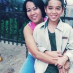 Alexander Rendell Instagram - 💙💙Happy Mother’s Day, I love you Mummy 💚💚 ใครเคยเป็นเหมือนผมมั้ยครับ? มีช่วงตอนเด็กๆ ที่ผมสงสัยว่าทำไมแม่ถึงดูแลผมได้ตลอดทั้งวัน ไม่มีเหนื่อยเลย พอผมโตขึ้น ก็ยิ่งเข้าใจว่าถึงแม้จะทำงานหนักแค่ไหน เราก็อยากดูแลครอบครัวให้ดี สุขสบาย วันแม่ปีนี้ผมจึงอยากตอบแทนความรักที่ยิ่งใหญ่ ความทุ่มเทที่ แม่มีให้ตลอดมา🙏🏻🙏🏻💚 🎁 ผมเลือก #บอกรักแม่ด้วยแบรนด์ “กระเช้าแบรนด์ซุปไก่สกัด” เพื่อตอบแทนความรัก ความทุ่มเทของแม่ให้พิเศษกว่าเดิม💕 ที่สำคัญ กระเช้าแบรนด์ถูกผลิตจากพลาสติกที่สามารถรีไซเคิลและสามารถนำกลับมาใช้ใหม่ได้ 100% อีกด้วย ♻️ ผมได้บอกรักแม่และรักษ์โลกไปพร้อมๆกัน ❗️พิเศษ ช่วงวันแม่ กระเช้าแบรนด์ ลด 15% ที่ Lotus’s, Big C, Tops, The Mall และ 7-11 ใกล้บ้านคุณ #ยิ่งโตยิ่งเข้าใจความรักของแม่ #บอกรักแม่ด้วยแบรนด์ #วันแม่ #ของขวัญวันแม่ #แบรนด์รักนกแท้
