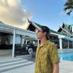 Alexander Rendell Instagram - พ่อเราเคยทำงานที่นี้ ตอนเราอยู่ในท้องเเม่ครอบครัวก็นอนอยู่ในโรงเเรมนี้ เเหวนเเต่งงานพ่อเเม่เราก็ซื้อในนี้ รอบนี้พาคุณพ่อกลับมาที่ทำงานเก่าครั้งเเรกใน 35 ปี ... สวยมากกกก สบายมากกก เเละก็อบอุ่นมาก❤️ ขอบคุณทีมงานทุกคนที่ดูเเลพวกเราเป็นอย่างดี เรากลับมาใหม่เเน่นอน 🫶 thank you Le Meidien Phuket ❤️🙏 Le MERIDIEN Phuket Beach Resort