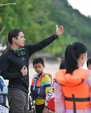 Alexander Rendell Instagram - ทำงานตรงนี้ สิ่งหนึ่งที่ให้ความสุขเรามากๆ คือการได้สร้างประสบการณ์ดำน้ำครั้งเเรกให้กับเหล่านักเรียน ขึ้นสู่ผิวน้ำทีไร บทสนทนาจะเต็มไปด้วยความตื่นเต้น รอยยิ้มเสียงหัวเราะ ...เห็นนู้นไหม เห็นนี้ไหม 😃

เเต่ไม่ได้ง่ายเลยกว่า @eecthailand จะสร้างค่ายนี้ได้ ต้องหาสถานที่ที่น้ำตื้นๆ เเละน้ำต้องใส ต้องดำหน้าหาดได้ อุปกรต้องเเบกกันข้ามเกาะ ครูดำน้ำดำกัน 4 dive เพราะต้องประกบ 1 ต่อ 1 ... ขอบคุณทีมงานที่พร้อมจะเข้าใจว่าเเต่ละรายละเอียด มันคือส่วนหนึ่งของกระบวนการเรียนรู้ที่เรากำลังสร้างให้ผู้เข้าร่วม เหนื่อยน้อย นักเรียนได้น้อย เหนื่อยมากนักเรียนก็ได้มาก ✌️

ค่าย ดำน้ำ bubble making สำหรับ 8-10 ขวบ พร้อมทำความเข้าใจกับ 3 วิกฤติโลก (3 Planetary Crises) : Biodiversity loss / Climate Change / Pollution 

#eecthailand