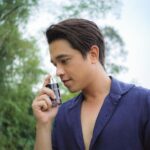 Alexander Rendell Instagram - Sauvage eau de parfum refill ขวดนี้ นอกจากจะให้กลิ่นที่สดชื่น ปนความลึกลับของเบอกาม๊อต รวมกับกลิ่นไม้หอมวานิลลาแล้ว ที่พิเศษไปกว่านั้น ยังช่วยรักษ์โลก และลดมลพิษทางสิ่งแวดล้อมได้ด้วย เพราะขวดสามารถนำไปรีไซเคิลได้ถึง 100% ขอบคุณDiorที่ทำให้Luxuryอยู่คู่กับSustainabilityนะครับ #DiorSauvage #DiorBeauty #DiorParfums #Sustainability