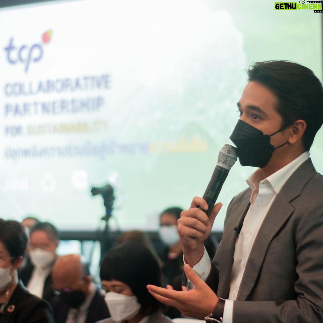 Alexander Rendell Instagram - จากได้ฟังผู้ใหญ่ทุกท่านขึ้นพูด ในงาน “Collaborative Partnership for Sustainability” หรือ ”ปลุกพลังความร่วมมือสู่เป้าหมายความยั่งยืน” ผมรู้สึกมีความหวังขึ้นมา เพราะไม่ว่านโยบาย ระดับองค์กร หรือระดับชุมชน ต่างก็ให้ความสนใจในเรื่องของการสร้างอนาคตที่ยั่งยืน ไม่ใช่เเค่ทรัพยากรยั่งยืน เเต่ชีวิตคนก็ยั่งยืน เเต่ทั้งหมดจะสำเร็จได้ ก็ต้องมาจากการมีส่วนร่วมจากทุกๆคน รวมถึงประชาชนด้วย วันนี้ท่านวราวุธ ศิลปอาชา รัฐมนตรีว่าการกระทรวงทรัพยากรธรรมชาติและสิ่งแวดล้อม ได้กล่าวว่าประเทศไทยตอนนี้ หลุดจากอันดับ 6 มาเป็นอันดับ 10 ของโลกเเล้วในการทิ้งขยะลงทะเล ซึ่งเเสดงว่าที่พวกเราทุกคนสู้กันมา เราเริ่มจะเห็นผลเเล้วจริงๆ เเต่ก็ยังถือว่าไม่พอนะ เพราะอนาคตอยากให้เป็นยังไง มันก็อยู่ที่พวกเราทุกคน ซึ่งในงานนี้ที่ทางพี่ๆ TCP ได้จัดขึ้นมา ก็ได้พูดถึงอนาคต หรือนวัตกรรมต่างๆ เเละความสำคัญของการมีส่วนร่วม เข้าใจเลยว่า ไม่ว่าจะเป็นระดับบุคคลหรือระดับองค์กร ใครไม่สนใจเรื่อง Sustainability อนาคตก็จะอยู่ยากละ ขอบคุณพี่ๆ TCP ที่ชวนผมมาร่วมงาน เหมือนมาเรียน มาเติมความรู้ เเละมาเข้าใจสถานการณ์ปัจจุบัน ขอบคุณมากครับ ❤️😍 #TCP #กลุ่มธุรกิจTCP #TCPGroup #TCPปลุกพลังเพื่อวันที่ดีกว่า #EnergizingABetterWorldForAll #ปลุกพลังความร่วมมือสู่เป้าหมายความยั่งยืน #SDForum