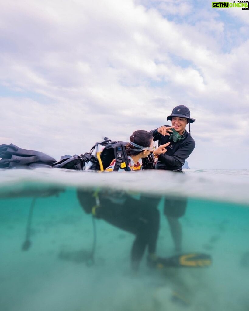 Alexander Rendell Instagram - ทำงานตรงนี้ สิ่งหนึ่งที่ให้ความสุขเรามากๆ คือการได้สร้างประสบการณ์ดำน้ำครั้งเเรกให้กับเหล่านักเรียน ขึ้นสู่ผิวน้ำทีไร บทสนทนาจะเต็มไปด้วยความตื่นเต้น รอยยิ้มเสียงหัวเราะ ...เห็นนู้นไหม เห็นนี้ไหม 😃 เเต่ไม่ได้ง่ายเลยกว่า @eecthailand จะสร้างค่ายนี้ได้ ต้องหาสถานที่ที่น้ำตื้นๆ เเละน้ำต้องใส ต้องดำหน้าหาดได้ อุปกรต้องเเบกกันข้ามเกาะ ครูดำน้ำดำกัน 4 dive เพราะต้องประกบ 1 ต่อ 1 ... ขอบคุณทีมงานที่พร้อมจะเข้าใจว่าเเต่ละรายละเอียด มันคือส่วนหนึ่งของกระบวนการเรียนรู้ที่เรากำลังสร้างให้ผู้เข้าร่วม เหนื่อยน้อย นักเรียนได้น้อย เหนื่อยมากนักเรียนก็ได้มาก ✌️ ค่าย ดำน้ำ bubble making สำหรับ 8-10 ขวบ พร้อมทำความเข้าใจกับ 3 วิกฤติโลก (3 Planetary Crises) : Biodiversity loss / Climate Change / Pollution #eecthailand