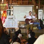 Alexander Rendell Instagram - ทำงานตรงนี้ สิ่งหนึ่งที่ให้ความสุขเรามากๆ คือการได้สร้างประสบการณ์ดำน้ำครั้งเเรกให้กับเหล่านักเรียน ขึ้นสู่ผิวน้ำทีไร บทสนทนาจะเต็มไปด้วยความตื่นเต้น รอยยิ้มเสียงหัวเราะ ...เห็นนู้นไหม เห็นนี้ไหม 😃 เเต่ไม่ได้ง่ายเลยกว่า @eecthailand จะสร้างค่ายนี้ได้ ต้องหาสถานที่ที่น้ำตื้นๆ เเละน้ำต้องใส ต้องดำหน้าหาดได้ อุปกรต้องเเบกกันข้ามเกาะ ครูดำน้ำดำกัน 4 dive เพราะต้องประกบ 1 ต่อ 1 ... ขอบคุณทีมงานที่พร้อมจะเข้าใจว่าเเต่ละรายละเอียด มันคือส่วนหนึ่งของกระบวนการเรียนรู้ที่เรากำลังสร้างให้ผู้เข้าร่วม เหนื่อยน้อย นักเรียนได้น้อย เหนื่อยมากนักเรียนก็ได้มาก ✌️ ค่าย ดำน้ำ bubble making สำหรับ 8-10 ขวบ พร้อมทำความเข้าใจกับ 3 วิกฤติโลก (3 Planetary Crises) : Biodiversity loss / Climate Change / Pollution #eecthailand