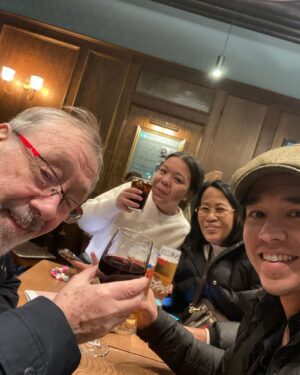 Alexander Rendell Instagram - ปี2022 เป็นปีเเห่งการเปลี่ยนเเปลง เป็นปีที่มีความรับผิดชอบเพิ่มขึ้น ทำงานหนักเเละใหญ่ขึ้นมาก ... เเถมเป็นปีเเห่ง recovery จากช่วง covid อีกด้วย 🤦🏻 คงปฏิเสธไม่ได้ว่าเราเป็นปัจจัยสำคัญในการฟื้นตัวของหลายๆอย่าง ... การที่เราต้องสู้กับตรงนี้ ได้ทำให้ความคิดเเละมุมมองชีวิตเปลี่ยนไป รู้สึกเข้าใจตัวเองเเละเข้าใจโลกมากขึ้น... I can feel a change inside me .... เราคงเป็นผู้ใหญ่จริงๆเเล้วเเหละ 🤦🏻

มาอังกฤษรอบนี้ต้องการพักสมอง เเละพาพ่อกลับบ้านเกิดครั้งเเรกในรอบ 8 ปี เเละมาเจอครอบครัวสุดน่ารักของเราที่อยู่ที่อังกฤษ 

พี่สะใภ้เราได้สร้าง graph ที่เอาข้อมูลบรรพบุรุษมาตั้งเเต่ปี 1800 หรือ 10 generation ที่เเล้วมาดูกัน .... โหหห เพิ่งรู้ว่าครอบครัวเรนเดลล์มีมานานมาก! เเละมาจากภาคเหนือของอังกฤษ! เป็นการ "back to our roots" อย่างเเท้จริง ❤️

หลานสาวผู้เป็น Artist ตัวน้อยทำศิลปะ "Be Different" เเละ "Why try fit in, when you can Stand Out" สองประโยคนี้เราชอบมาก ... ถามเเล้วก็ฟังเข้าอธิบายถึงเหตุผล เเละสรุปกับเราว่า "just be yourself" นั้นเเหละสิ่งที่เราโหยหาในปีที่ผ่านมา คือเป็นตัวของตัวเองน้อยมากๆ เอาความสุขคนอื่นไว้ก่อนจนตัวเองเหนื่อย ก้มหน้าก้มตาทำงานอย่างไม่สนอะไรบนโลกนี้ เพื่อนไม่ได้เจอ ครอบครัวไม่ได้มีเวลาอยู่ด้วย หยุดได้ก็ต่อเมื่อ ตัวเองป่วย 🤦🏻 ปี 2023 เราจะต้องเเก้ตรงนี้ให้ได้ ... 

พ่อได้เจอเพื่อนที่บ้านอยู่ติดกันตอนเด็กๆ ... เชื่อไหม... เพื่อนพ่อเขียนกลอนถึงพ่อเรา เพื่อจะบอกความในใจในธานะเพื่อน เเถมเอาเเผนที่เมือง bristol ฉบับ 60 ปีที่เเล้วมาวงสถานที่ที่เคยเที่ยวกันตั้งเเต่เด็ก! โคตรน่ารัก ❤️ เรา touch มากกับ gesture นี้ 

เป็นการพักพ่อนที่เติมเต็มมาก มีเเต่ความรักความจริงใจรอบตัวเรา ... หลังจากที่เที่ยวนู้นๆเที่ยวนี้มาสักพัก ผึ่งมาอ๋อออ ว่าที่นี้เเหละ ที่ที่เรามาเเล้วรู้สึกมันคือ "ตัวเรา" ทุกมุมคือความทรงจำไวเด็ก เหตุการณ์ต่างๆกลับมาหมดเลย ครอบครัวเราก็อยู่ที่นี้ thank you my family in England 😍 love you guys ❤️ and thank you Bristol ... our real home away from home ❤️