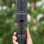Alexander Rendell Instagram - Sauvage eau de parfum refill ขวดนี้ นอกจากจะให้กลิ่นที่สดชื่น ปนความลึกลับของเบอกาม๊อต รวมกับกลิ่นไม้หอมวานิลลาแล้ว ที่พิเศษไปกว่านั้น ยังช่วยรักษ์โลก และลดมลพิษทางสิ่งแวดล้อมได้ด้วย เพราะขวดสามารถนำไปรีไซเคิลได้ถึง 100% ขอบคุณDiorที่ทำให้Luxuryอยู่คู่กับSustainabilityนะครับ #DiorSauvage #DiorBeauty #DiorParfums #Sustainability