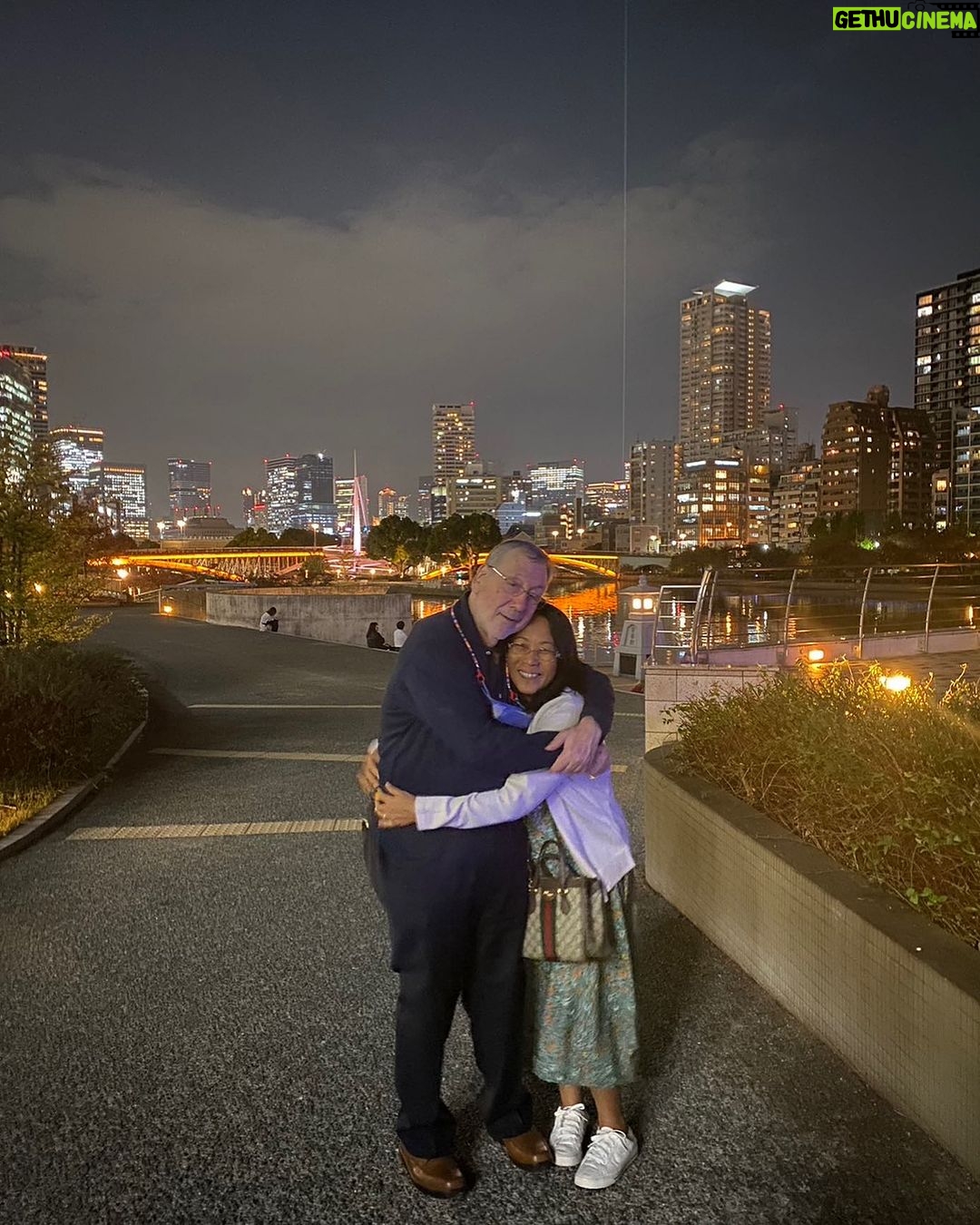 Alexander Rendell - 22.4K Likes - รูปนี้ทำให้ใครยิ้มบ้าง :) พ่อเเม่ข้าเอง 🫶
