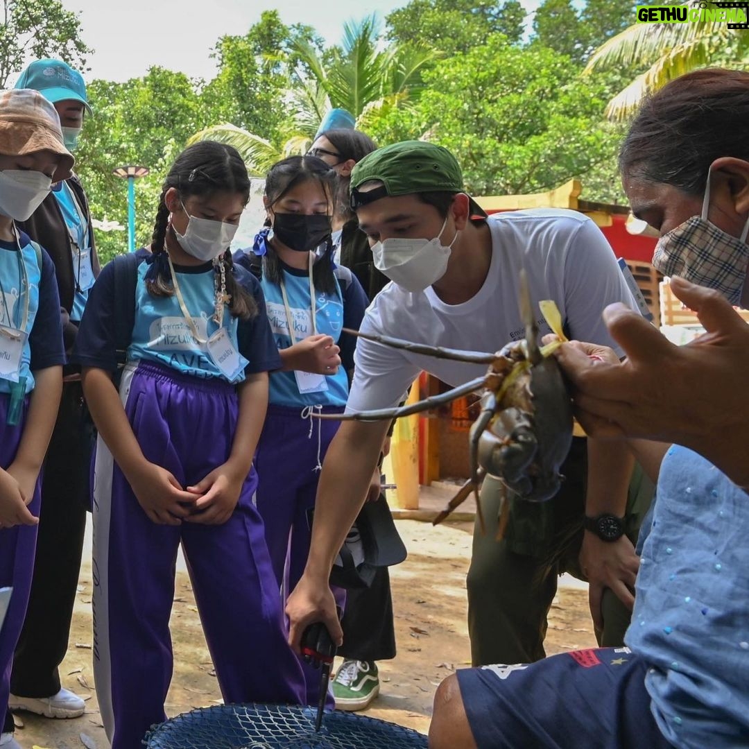 Alexander Rendell Instagram - กับวันปฐมนิเทศ (Orientation Day) ส่วนหนึ่งของโครงการ #รักษ์น้ำมิตซุยกุ ที่สร้างขึ้นภายใต้การร่วมมือกับ #Mizuiku เเละ @eecthailand เเละพี่ๆจาก RILA Mizuiku คือโครงการความยั่งยืนระดับโลกของ Suntory เพื่อพัฒนาการอยู่ร่วมกันระหว่างผู้คนและธรรมชาติ แคมเปญนี้เริ่มต้นด้วยกิจกรรม “Training the Trainers” ซึ่งเปิดโอกาสให้เราได้พบปะกับคุณครูจากจังหวัดระยองเพื่อเน้นย้ำถึงความสำคัญของการอนุรักษ์น้ำ และถูกส่งต่อไปยังนักเรียนในท้องถิ่นผู้ที่จะลงมือสรรสร้างโครงการที่สอดคล้องกับกรอบความคิดที่ได้ถ่ายทอด สำหรับกิจกรรมปฐมนิเทศในครั้งนี้ เสมือนการเตรียมตัวสำหรับช่วงสุดท้ายก่อนที่นักเรียนทั้งหมดจะได้เห็นวิธีการการจัดการน้ำและการลงมืออนุรักษ์ด้วยตัวเอง It was a pleasure supporting our partner #Mizuiku with Orientation Day as part of a water conservation programme created in collaboration with #EECthailand Mizuiku is Suntory’s global sustainability programme to #GiveBalancetotheWaterandtheWorld. The campaign began with “Training the Trainers” where we met teachers from Rayong to highlight conservation. The learnings were passed on to local students who then worked on a project centered on these teachings. Orientation is preparation for the final phase, before students see water management practices first hand. A special thanks to RILA (Rayong Inclusive Learning Academy) who helped us at a provincial level in finding students and teachers to participate. They are an amazing establishment and share our passion for water resource management #savethewatertosavetheworld 🌎😊