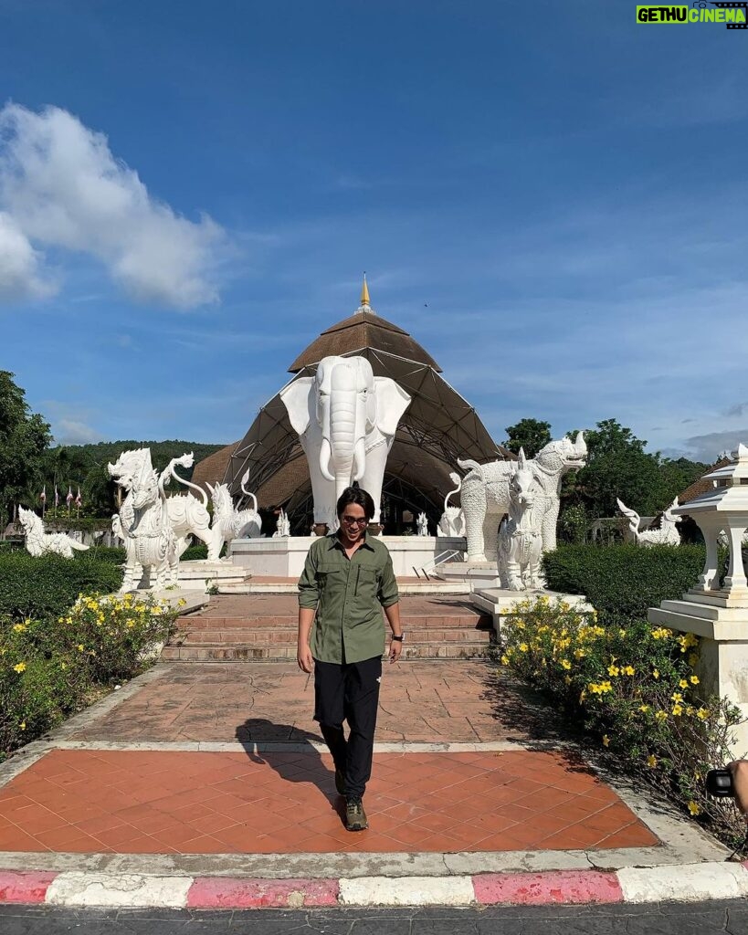 Alexander Rendell Instagram - ได้มีโอกาสไป Behind the Zoo ของ Chiang Mai Night Safari มาครับ ซึ่งนักท่องเที่ยวทั่วไปก็สามารถเข้าไปศึกษาได้เช่นกัน เพราะมีการจัดเป็นพื้นที่สำหรับการเรียนรู้ มีสื่อการเรียนการสอน ถือเป็นประสบการณ์ที่ดีเลย อย่างสัตว์หลายๆ ชนิดที่ใกล้จะสูญพันธุ์ ก็มาพบเจอได้เช่นกัน ถ้าใครสนใจก็สามารถตามไปดู ไปเรียนรู้กันได้นะครับ รับรองว่าได้ทั้งความสนุก ได้เห็นความน่ารักของสัตว์ที่นี่ และได้รับประโยชน์กลับไปอย่างแน่นอน #chiangmainightsafari #NaturalThemePark