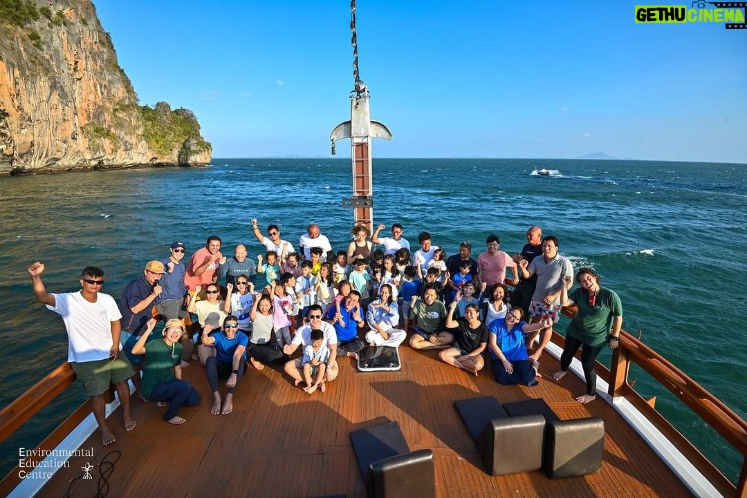 Alexander Rendell Instagram - ถ้าไม่มีระบบนิเวศใต้ทะเลที่สมบูรณ์ โลกของเราก็คงต้องเผชิญกับสภาวะที่ไม่อยากเผชิญ นักเรียนในค่ายของเราได้ใช้เวลาบนชายหาดเพื่อการสำรวจ และยังได้ทำกิจกรรมดำน้ำตื้นในพื้นที่ของสิ่งมีชีวิต รวมถึงยังได้ร่วมแบ่งปันแนวคิดความรู้กับกลุ่มเพื่อนๆ ในค่าย @eecthailand Without a healthy underwater ecosystem, our world would be in compromise. Students on camp spent time on the beach investigating the subject, snorkelling in a controlled setting and shared findings through interactive group work activities. #EECThailand #LetNatureBeOurClassroom #MarineLife #Outdoors #SustainableWorld