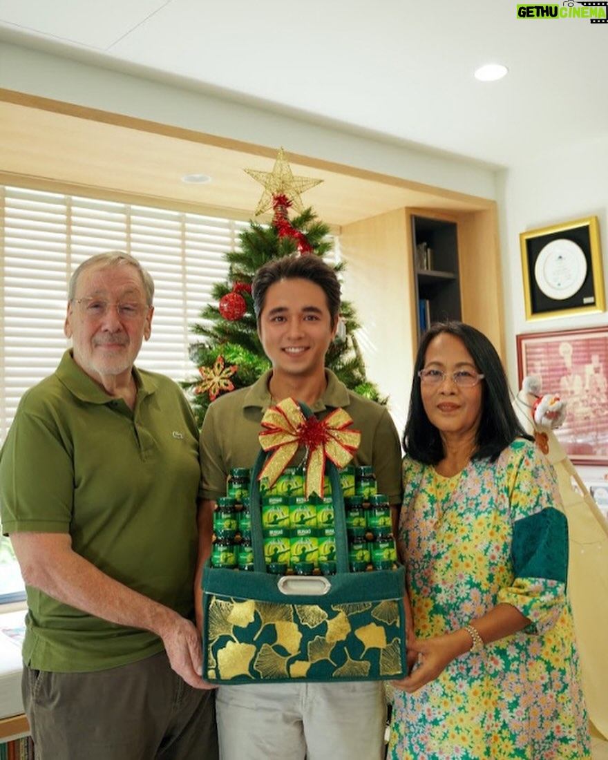 Alexander Rendell Instagram - Merry Christmas and Happy New Year 2024 🎄 Wishing you great health and happiness นะครับ ตอนนี้ ทุกคนมี New Year’s resolution ในใจกันมั้ยครับ? ปีใหม่นี้ ผมตั้งใจจะใช้เวลากับครอบครัวและดูแลสุขภาพคนที่ผมรักให้มากขึ้น ✨ผมเลือก “กระเช้าแบรนด์” เป็นของขวัญปีใหม่ให้คนที่ผมรักทุกๆปี เพื่อแทนความรัก ความห่วงใยในสุขภาพ และแทนกำลังใจสนับสนุนให้คนที่ผมรักได้ทำในสิ่งที่ตั้งใจไว้ให้สำเร็จไปด้วยกัน💕 ที่สำคัญ ปีนี้แบรนด์ มีกระเช้ารียูสได้ ♻️ เป็นได้ทั้งกล่องใส่ของ กระเป๋าสะพายใบใหญ่ มาพร้อมชุดของขวัญดีไซน์ทันสมัย มีลวดลายมงคลแทนคำอวยพรให้มี “สุขภาพแข็งแรง อายุยืนยาว”💪 อย่าลืมมอบแบรนด์เป็นของขวัญปีใหม่กันนะครับ 🎁 ตอนนี้ มีโปรลดสูงสุด 29% ที่ห้างสรรพสินค้าและร้านค้าที่ร่วมรายการ จนถึงวันที่ 9 ม.ค. 67