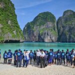 Alexander Rendell Instagram – โปรเจคที่ภาคภูมิใจแห่งปีนี้เลย ขออนุญาตมาเล่าซักนิดนึง

ปีนี้ได้รับมอบหมายจาก “Suntory Beverage and Food” ร่วมกับกรม “การเปลี่ยนแปลงสภาพภูมิอากาศและสิ่งแวดล้อม” เพื่อทำค่ายเยาวชน ทั้งหมดสี่ค่าย 4จังหวัด ต้นน้ำ กลางน้ำ ปลายน้ำ แล้วก็มาจบที่ทะเล 

หน้าที่ของ @eecthailand คือเข้าไปศึกษาดูธรรมชาติในพื้นที่แล้วออกแบบกระบวนการเรียนรู้เพื่อให้เด็กๆ ได้เข้าใจความสำคัญของน้ำในบ้านเกิด แล้วเกิดความตระหนักเพื่อปกป้องและดูแลการจัดการน้ำต่อไป

บอกเลยว่าเป็นโปรเจคที่ทำให้เราได้เดินทางและเห็นอะไรหลายๆ แล้วก็ได้เห็นปัญหาน้ำ ที่ต่างกันในแต่ละภูมิภาคของประเทศ บ้านเราถ้าดูผิวเผินจะเหมือนว่าไม่มีปัญหาเรื่องน้ำขนาดนั้น เมื่อเทียบกับหลายๆประเทศที่อยู่ขั้นวิกฤต แต่จริงๆแล้วเราก็มี! เยอะด้วย… ไม่ดูแลวันนี้ วันข้างหน้าเราก็จะวิกฤตเเน่นอน 

ขอบคุณทีมงานที่มาร่วมขบวนการทุกท่าน ขอบคุณผู้ใหญ่ที่ให้โอกาส แล้วก็ขอบคุณเด็กๆนักเรียน คุณครู ที่สร้างประสบการณ์อันมีค่าในการทำองค์กรของเราหวังว่าจะได้เจอกันใหม่ในปีต่อๆไปครับ ❤️🙏